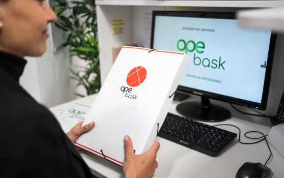 Alumna con material de estudio de OpeBask para preparar oposiciones en Álava.