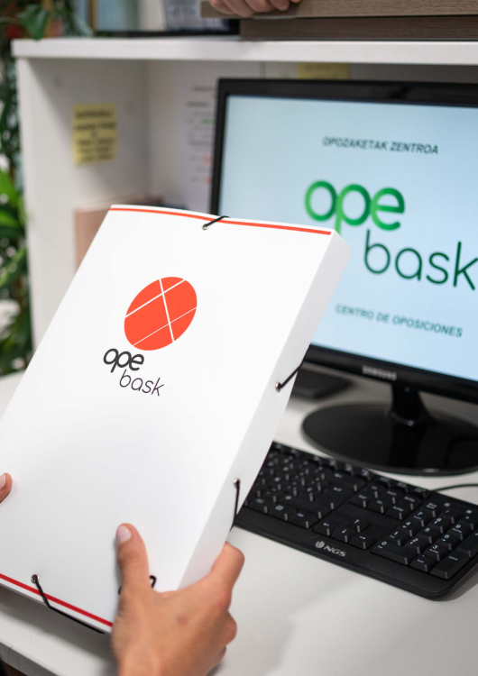 Alumno con carpeta de estudio de OpeBask en academia de oposiciones en Bilbao.