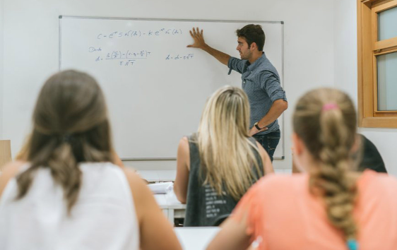 Profesor explicando en una clase teórica del curso de preparación de oposiciones a bombero en Gipuzkoa.