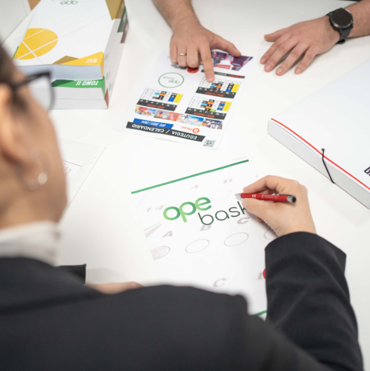 Alumnos revisando el material de estudio y calendario de preparación de oposiciones en Opebask