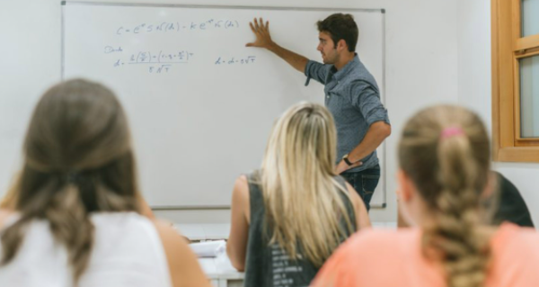Profesor impartiendo clase a estudiantes en un curso de preparación de oposiciones de la Administración del País Vasco.