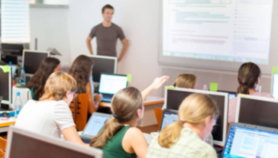 Clase presencial de preparación de oposiciones de Auxiliar Administrativo de Osakidetza en aula informática