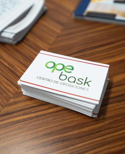 Tarjetas de visita de OpeBask sobre mesa de madera | academia de oposiciones en el País Vasco | preparación oposiciones Correos