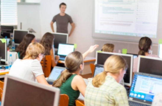 Aspirantes preparando las oposiciones de Educación Secundaria 2025 en el País Vasco durante una clase práctica.