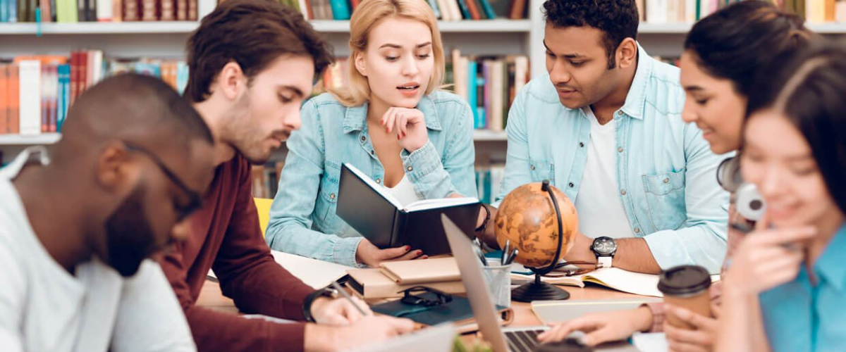 Grupo de estudiantes preparando oposiciones en Bilbao en una academia especializada