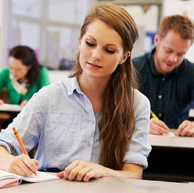 Estudiante preparando oposiciones de Educación Infantil y Primaria en Vitoria-Gasteiz, tomando apuntes en clase.